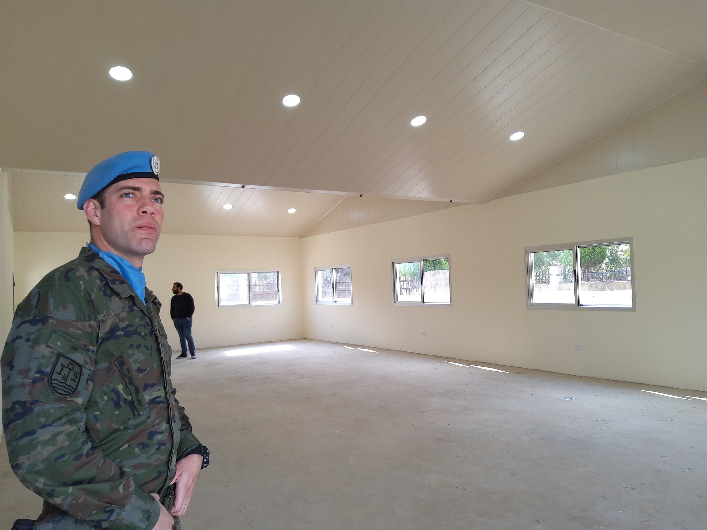 Militares españoles inauguran una nueva aula en un colegio libanés