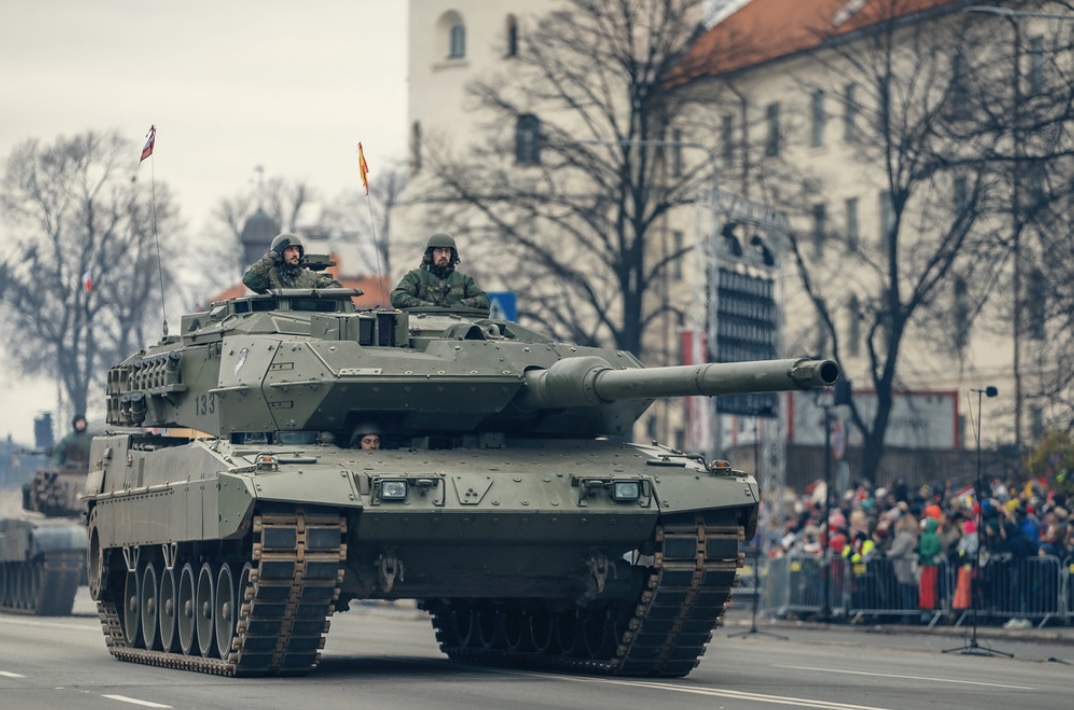 Leopardo 2E español desfilando en Riga