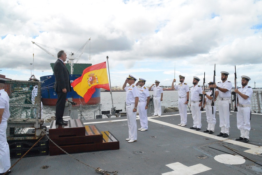 La fragata ‘Navarra’ recibe la visita del embajador de España en Kenia