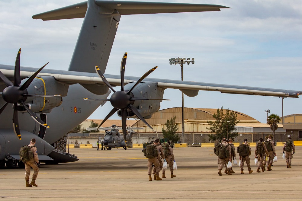 Militares españoles y extranjeros regresan de Mali tras la paralización temporal de actividades por COVID-19