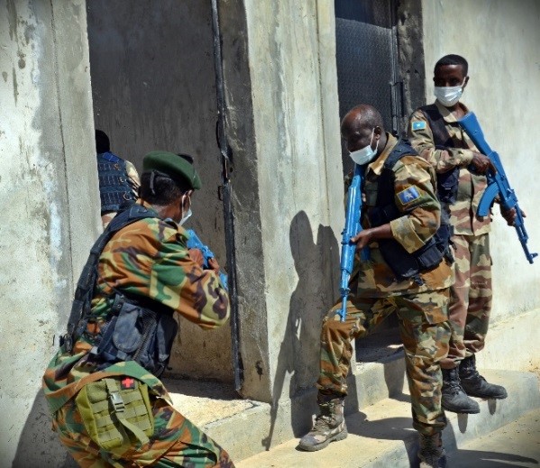 Soldados somalíes durante un ejercicio en CZURB