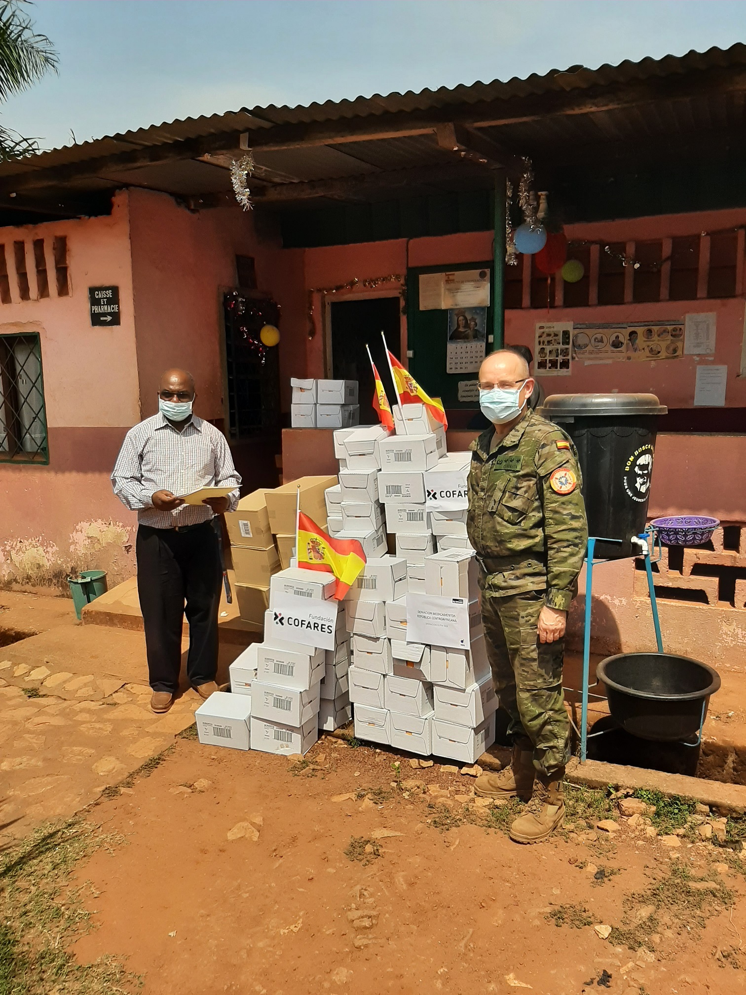Los militares en RCA entregan medicamentos pediátricos donados por la 'Fundación COFARES'