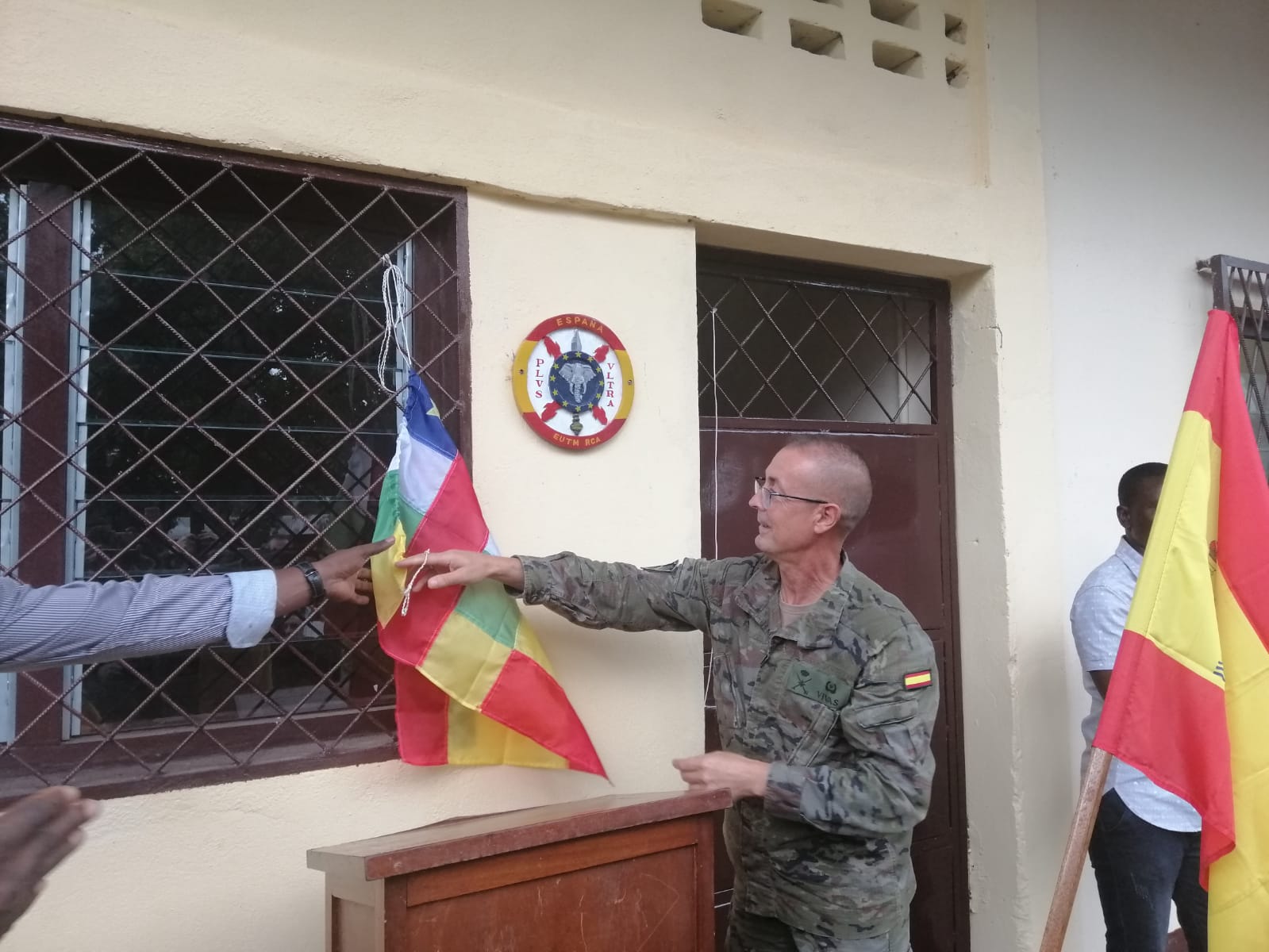 Militares españoles inauguran un aula del Centro de Formación Profesional de Bangui