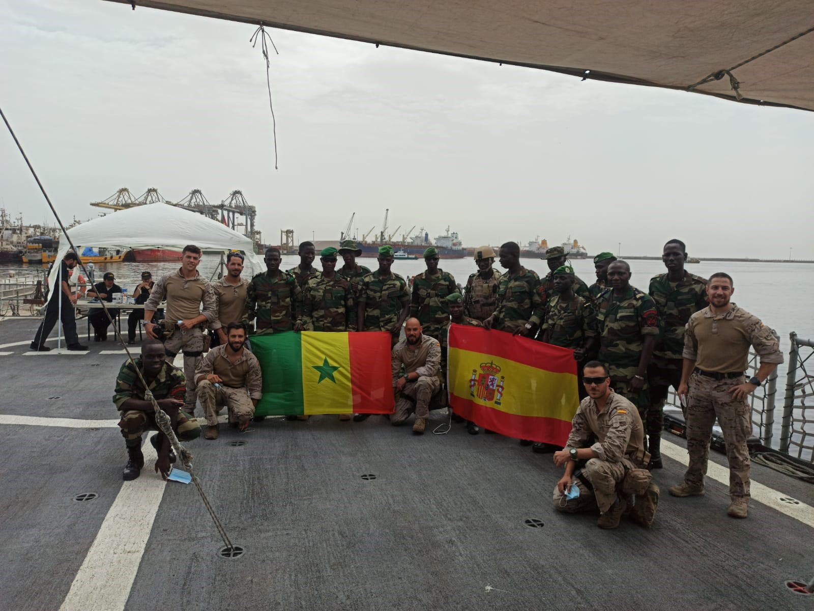 Fotografía de grupo con personal de la Marina senegalesa
