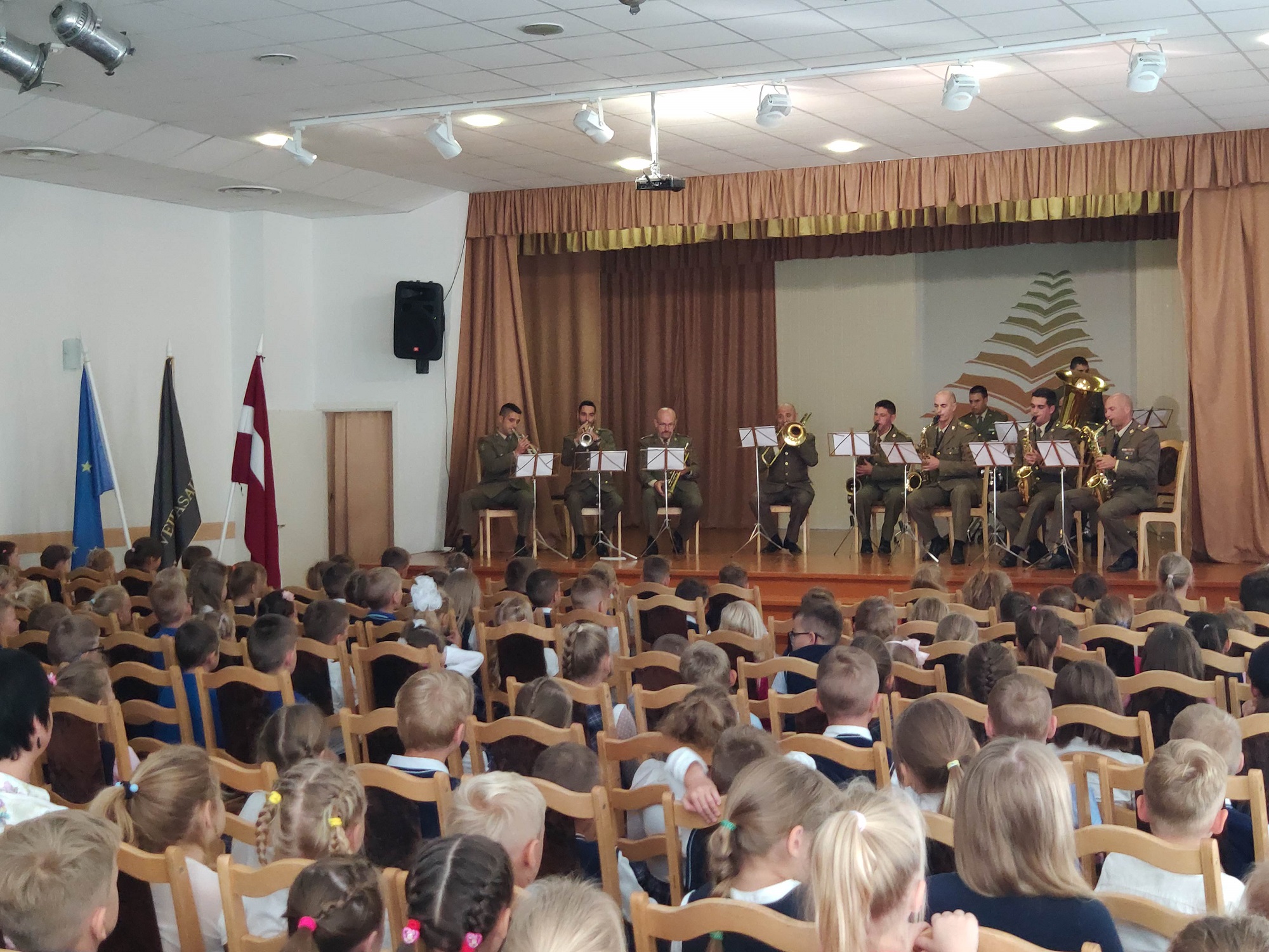 La unidad de Música de la Fuerza Logística Operativa lleva la cultura española a las calles de Riga