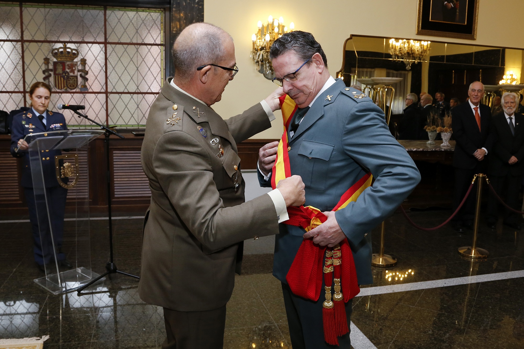 El JEMAD impone la Gran Cruz del Mérito Naval al Director Adjunto Operativo de la Guardia Civil