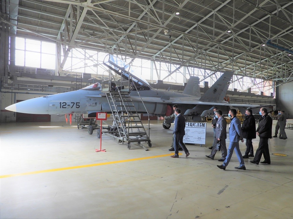 Visita a los hangares de los EF-18 del Ala 12