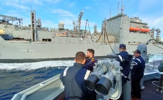 Reabastecimiento en la mar con el USNS ‘Medgar Evers’