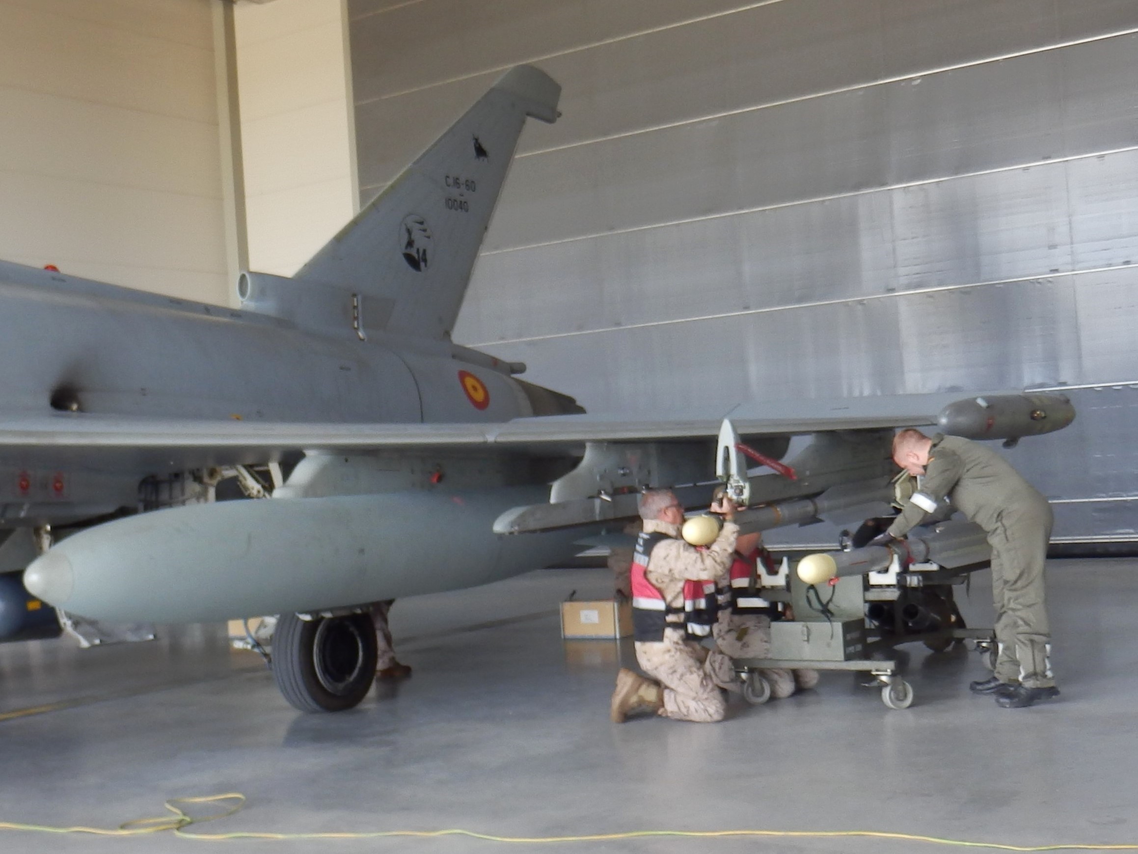 Armado de eurofighter a cargo de equipo de especialistas alemán-español