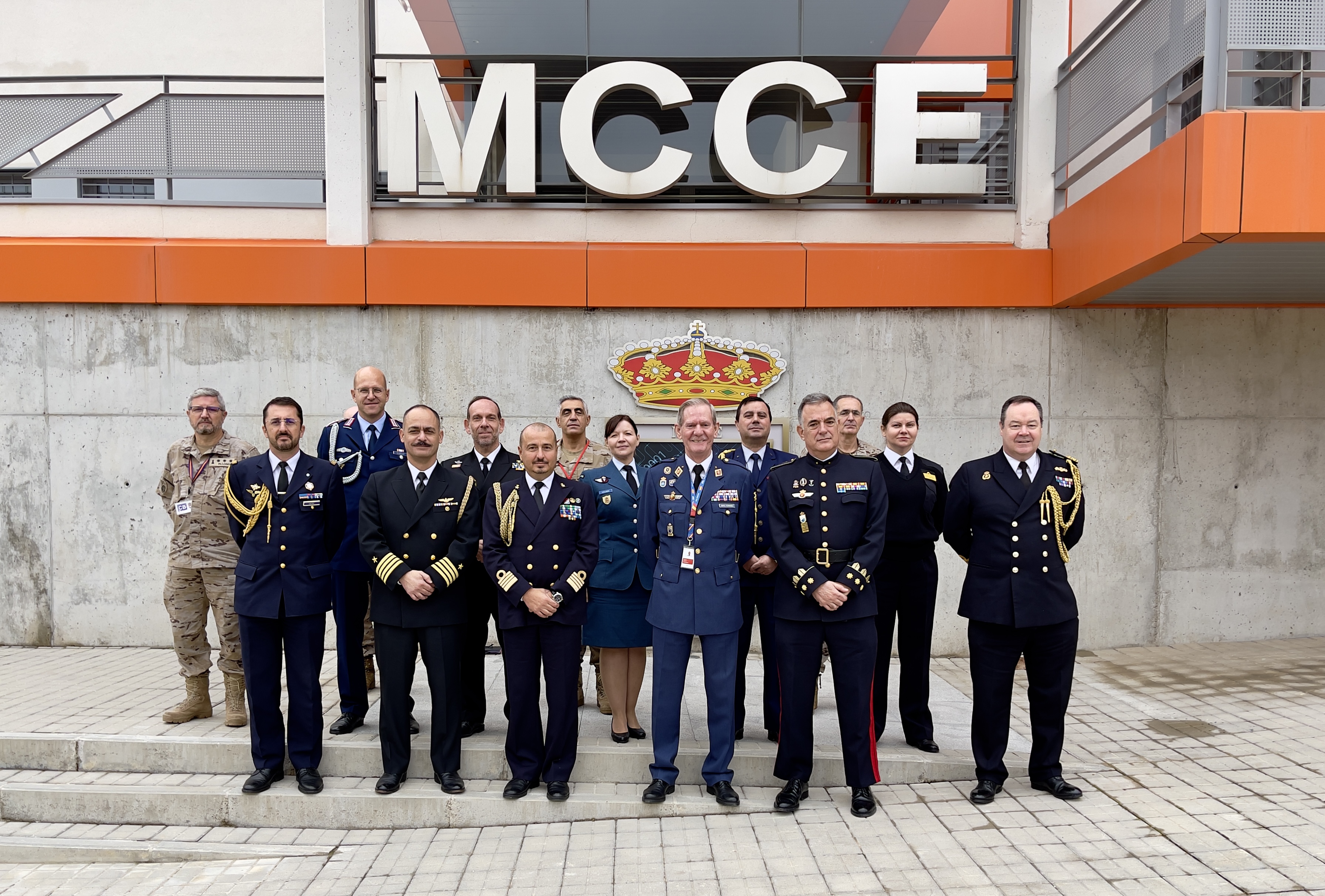 Agregados de los países de la OTAN junto a personal del MCCE