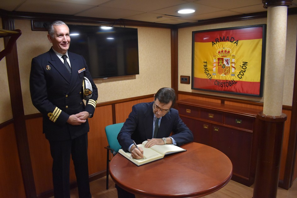 Firma en el Libro de Honor del buque