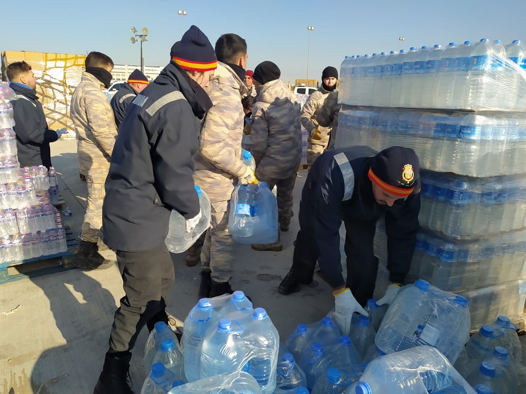 Dotación del 'Juan Carlos I' repartiendo agua en Adana