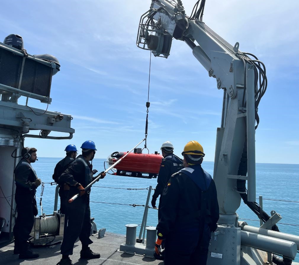 Personnel from the minehunter M-31 'Segura' with mine identification and neutralisation equipment ROV 'Pluto'.