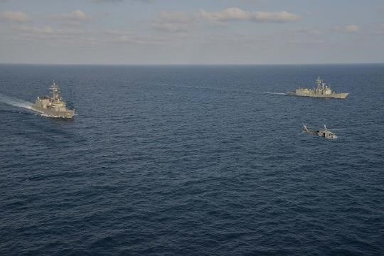 The 'Victoria' conducts a joint patrol with the Japanese ship 'Harusame'