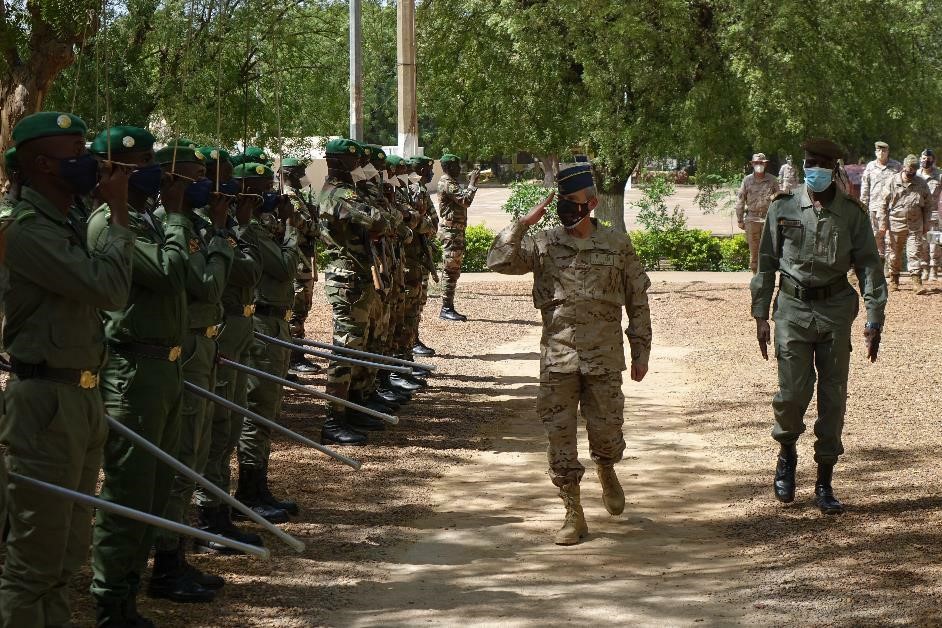 Spanish CHOD reviewing Malian troops