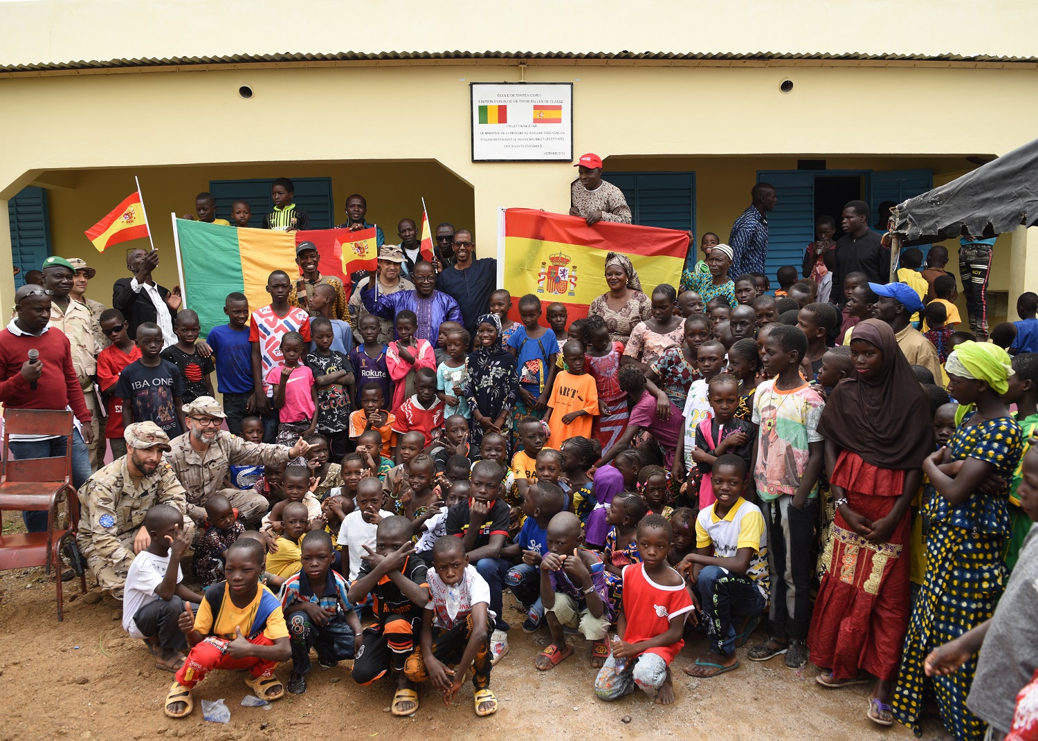 Spanish soldiers in Mali support education as a development tool