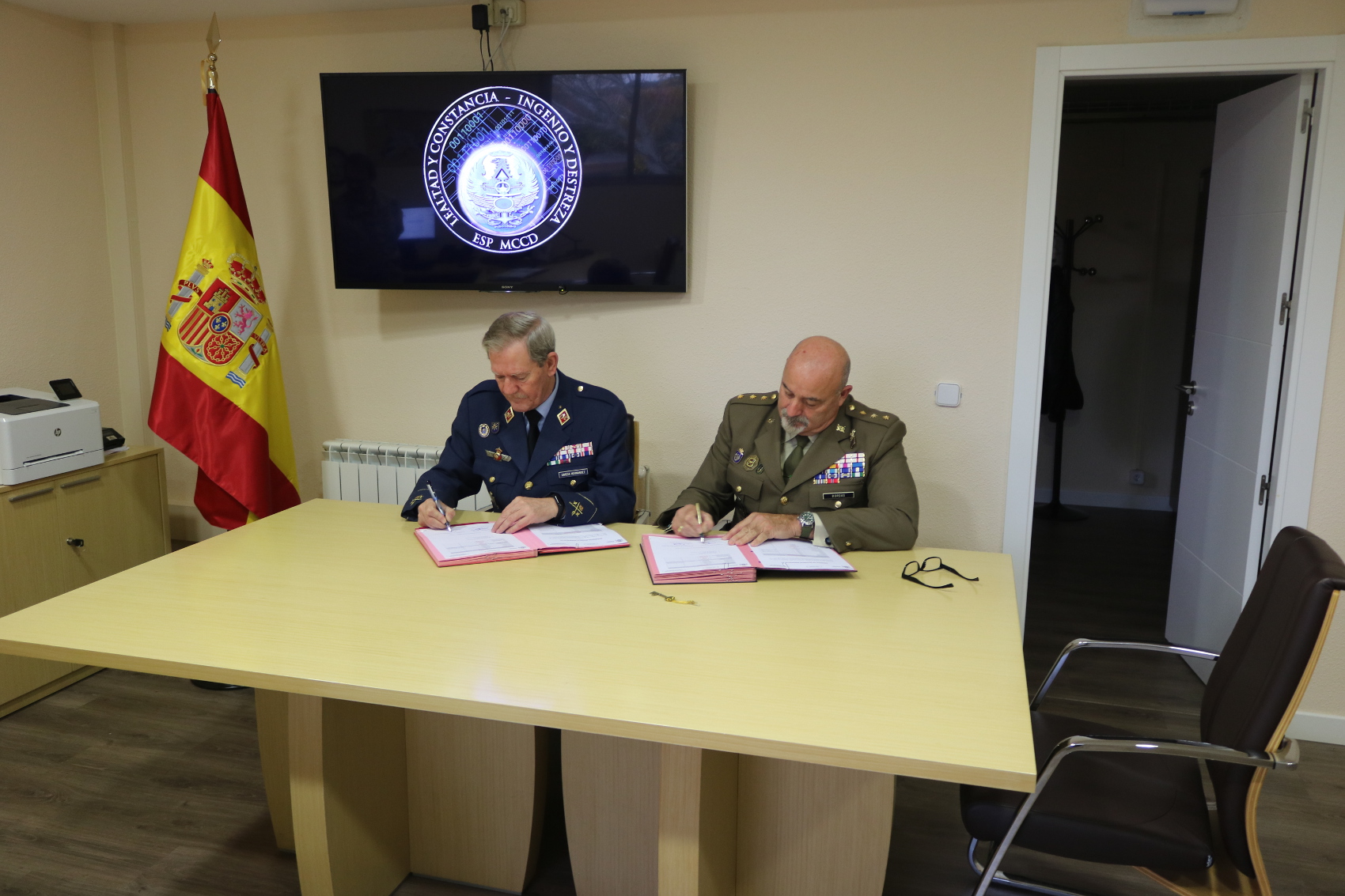 The Commander of the Joint Cyber-Defence Command receives the keys of the new MCCD building