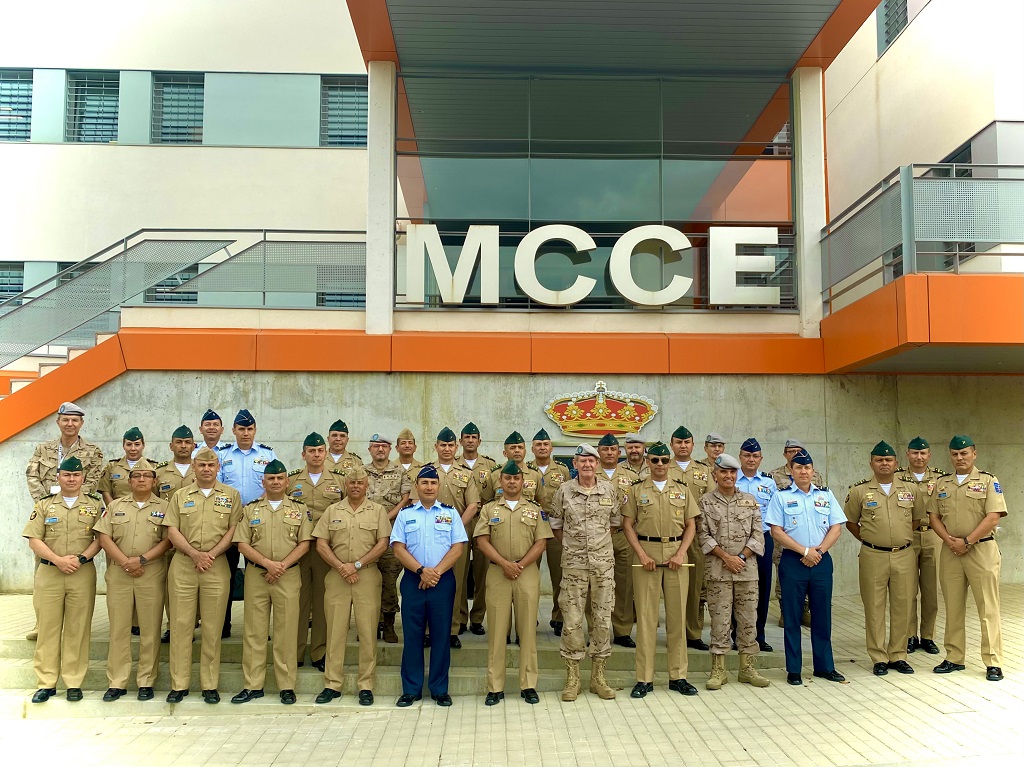 Visiting students and MCCE’s commanders