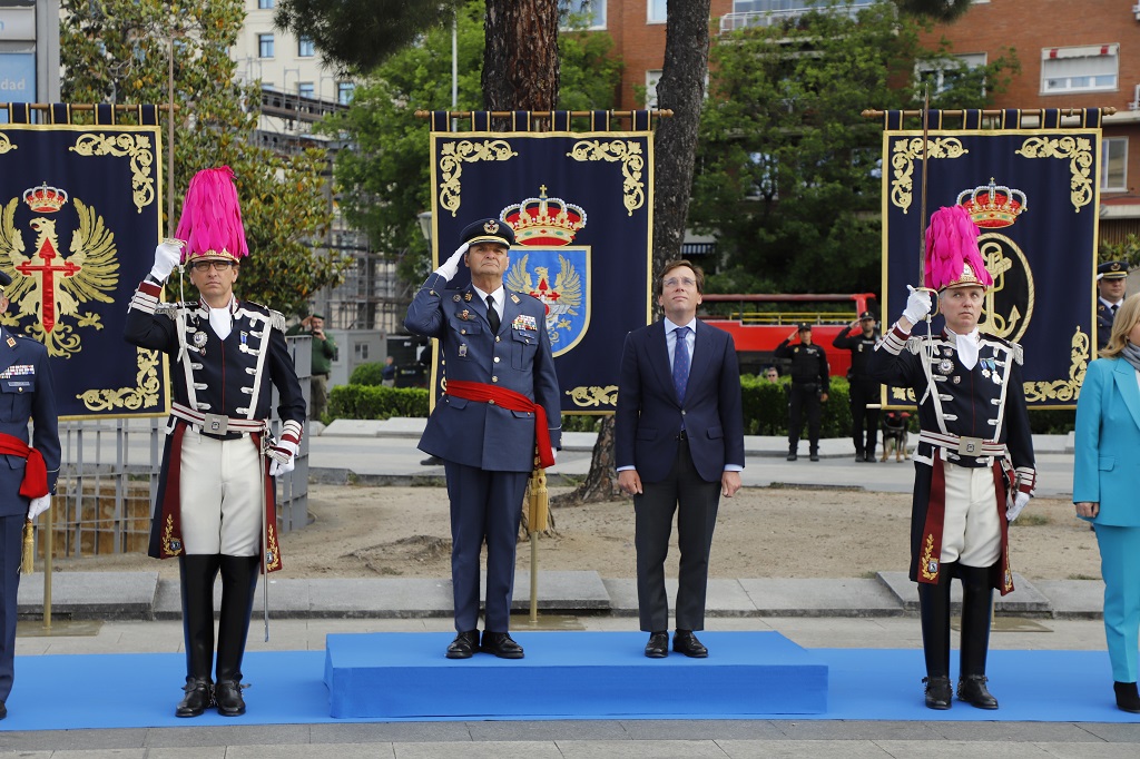 El Jefe de Estado Mayor del Ejército del Aire y del Espacio y el alcalde de Madrid