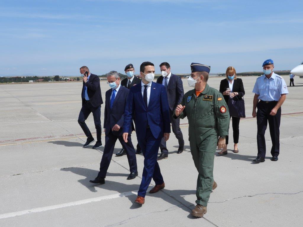 Ministro de defensa esloveno acompañado de COMCAOC