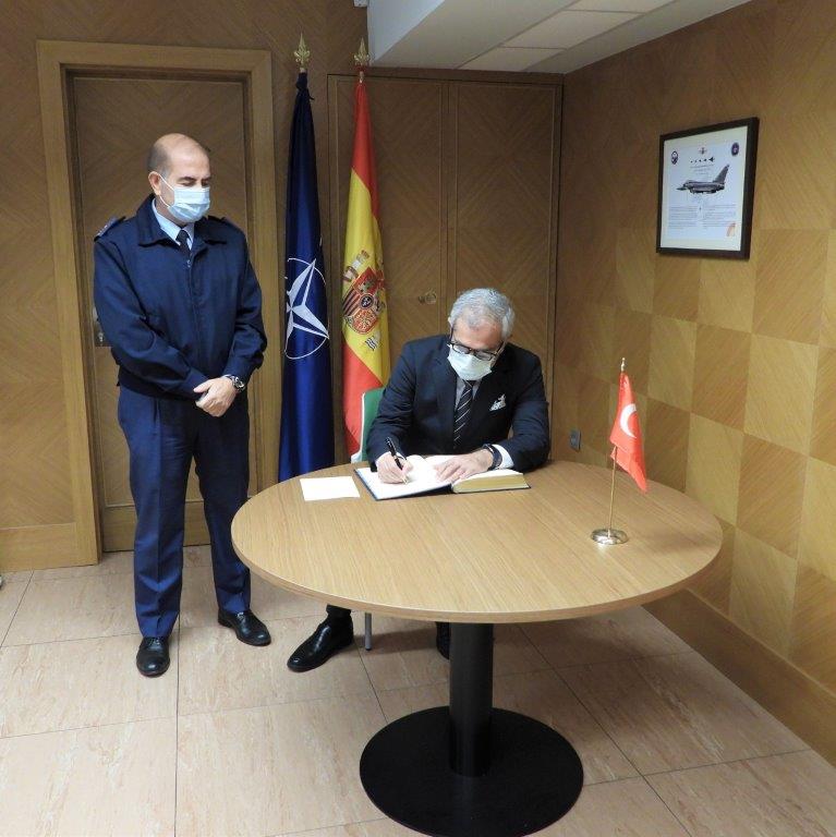 Embajador turco firma libro de honor