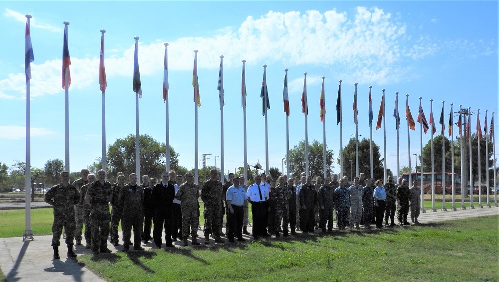 Participantes ante las banderas de las naciones