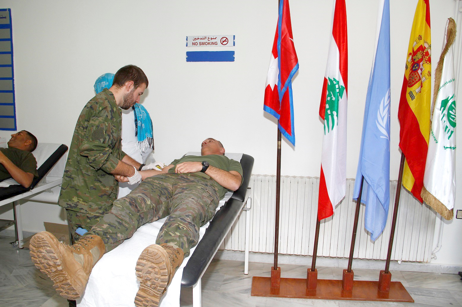 Españoles y nepalíes de la Brigada en Líbano donan sangre al hospital civil de Meiss El Jebel