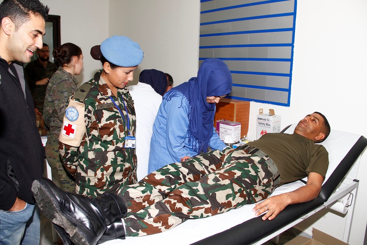Españoles y nepalíes de la Brigada en Líbano donan sangre al hospital civil de Meiss El Jebel