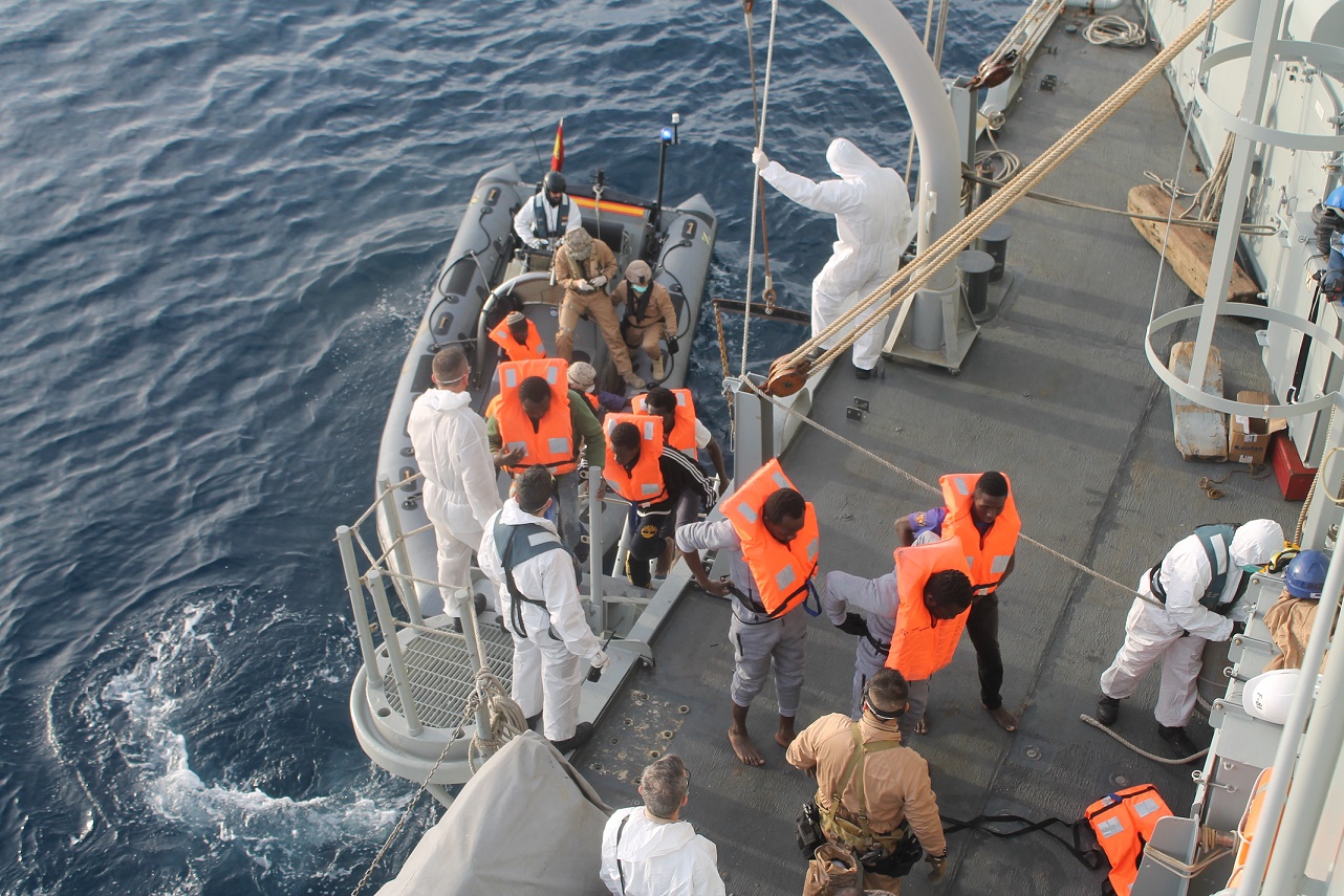 La fragata Santa María participa en el rescate de 277 migrantes en el Mediterráneo
