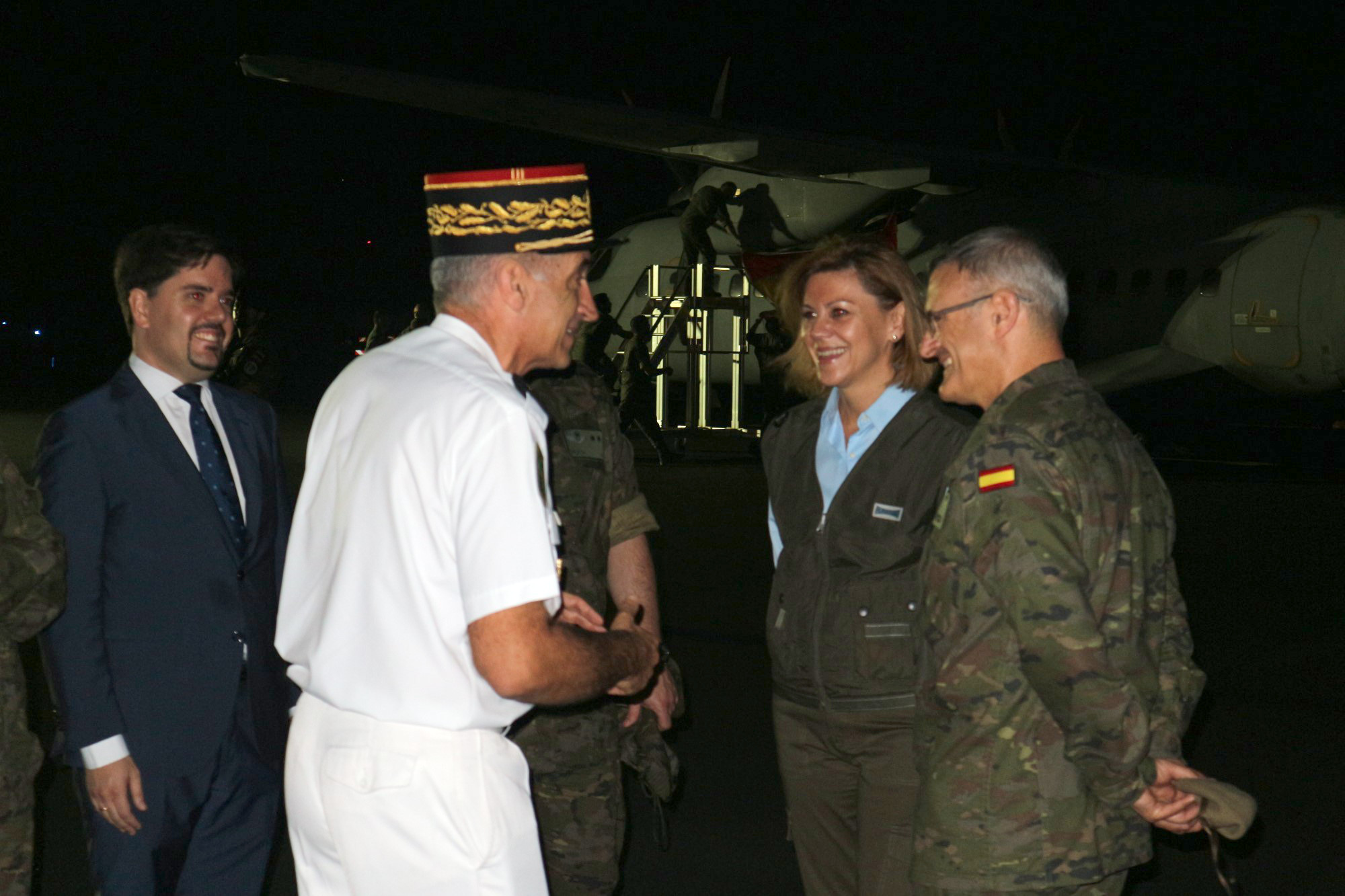 La ministra de Defensa lleva a los militares españoles destacados en Gabón el agradecimiento de la sociedad española