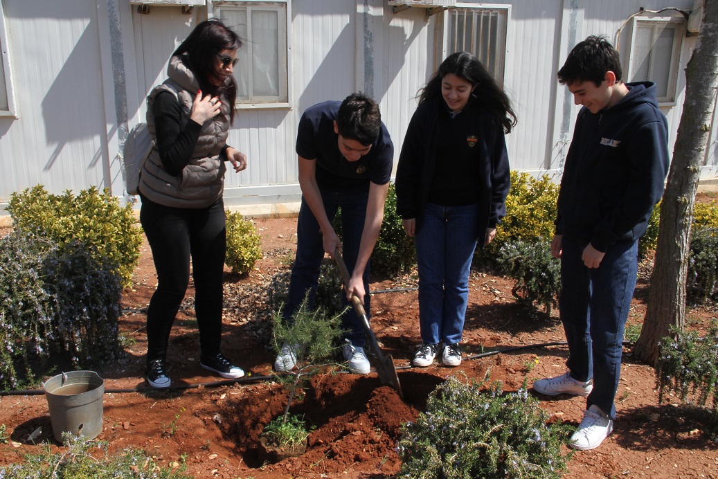 Niños libaneses donan 10 cedros a la base 
