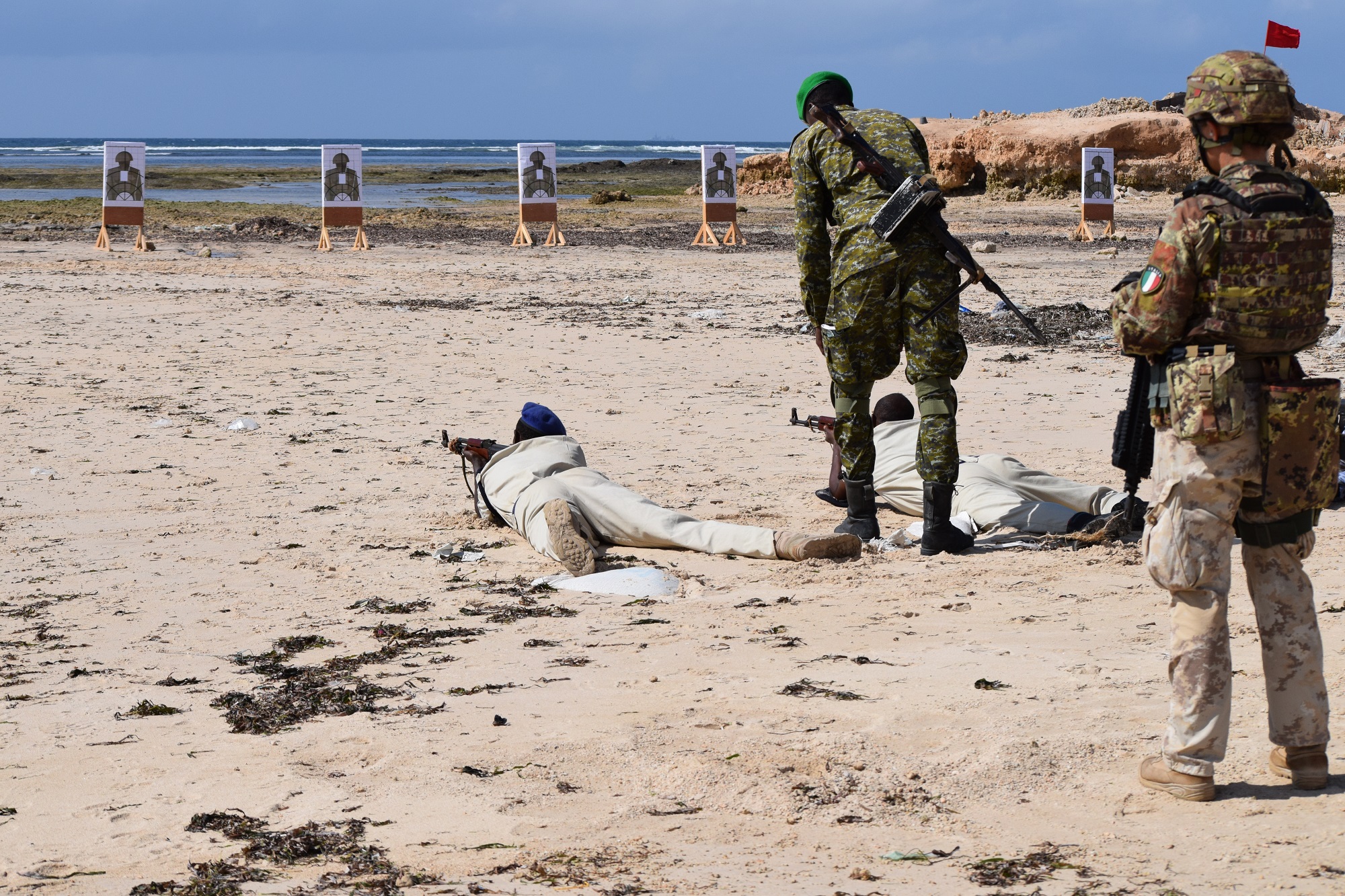 Militares españoles entrenan en el uso de armas al Servicio Marítimo de la Policía somalí