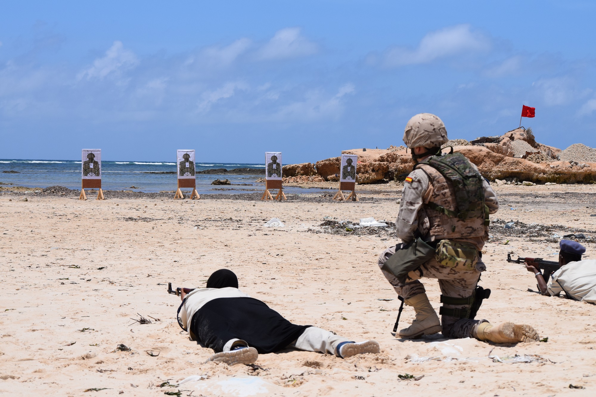 Militares españoles entrenan en el uso de armas al Servicio Marítimo de la Policía somalí