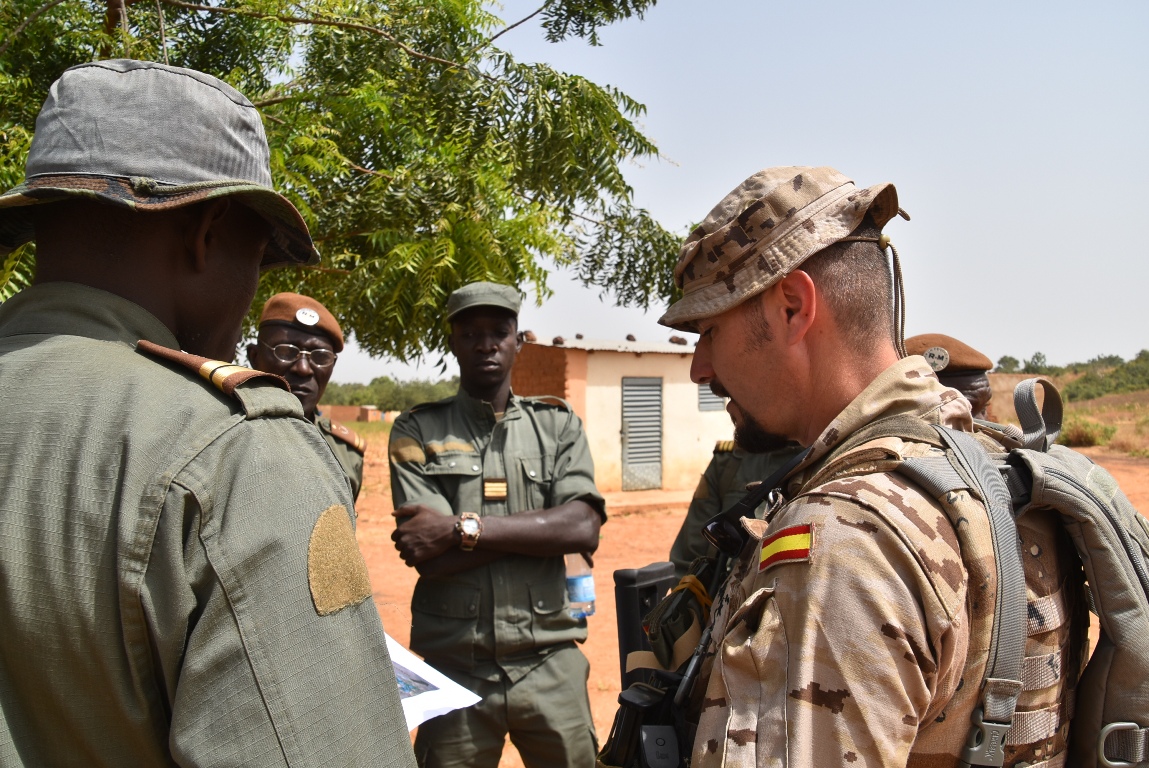 Los Equipos de Educación y Liderazgo entrenan a los futuros líderes de las Fuerzas Armadas malienses