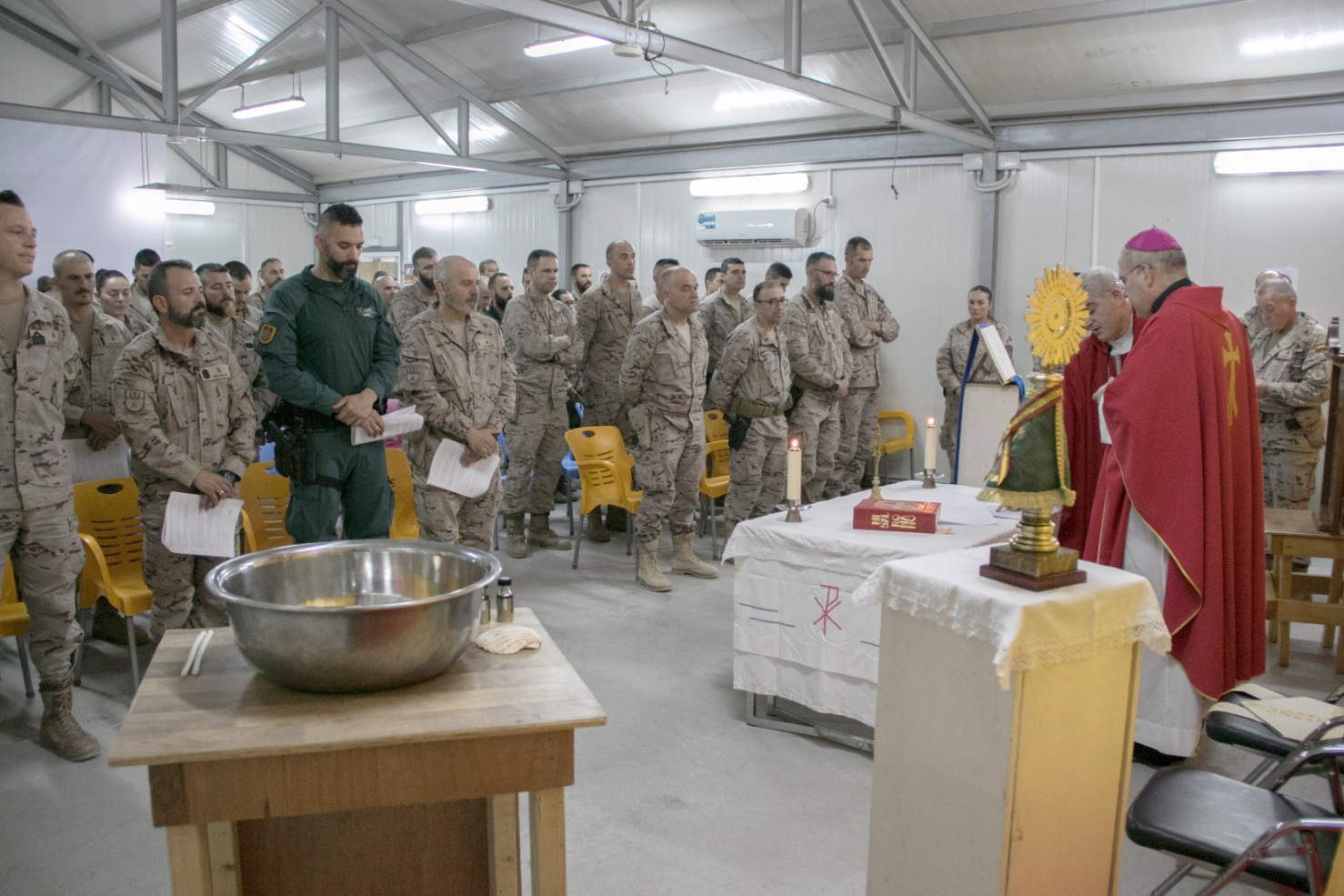Un grupo de militares recibe los sacramentos de iniciación de manos del Nuncio Apostólico de la Santa Sede en Irak