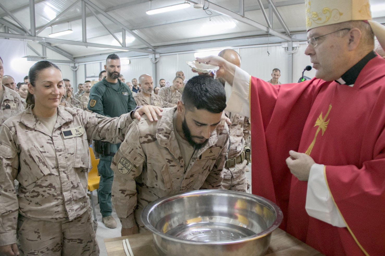 Un grupo de militares recibe los sacramentos de iniciación de manos del Nuncio Apostólico de la Santa Sede en Irak