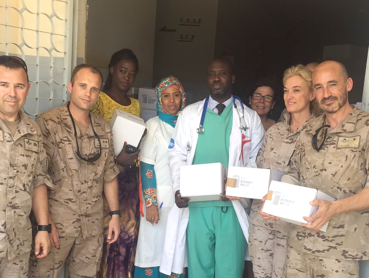 El destacamento “Marfil” entrega medicinas de COFARES en la ciudad senegalesa de M´bour