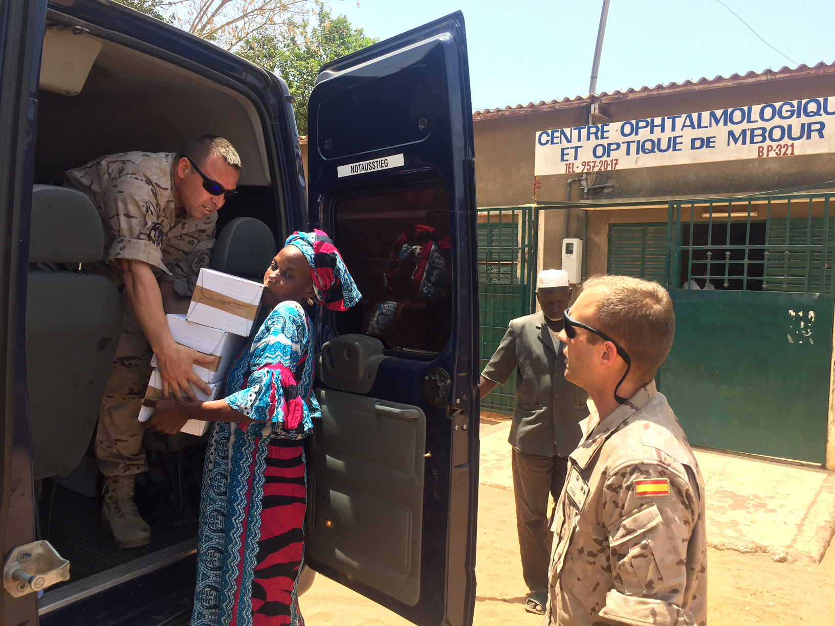 El destacamento “Marfil” entrega medicinas de COFARES en la ciudad senegalesa de M´bour