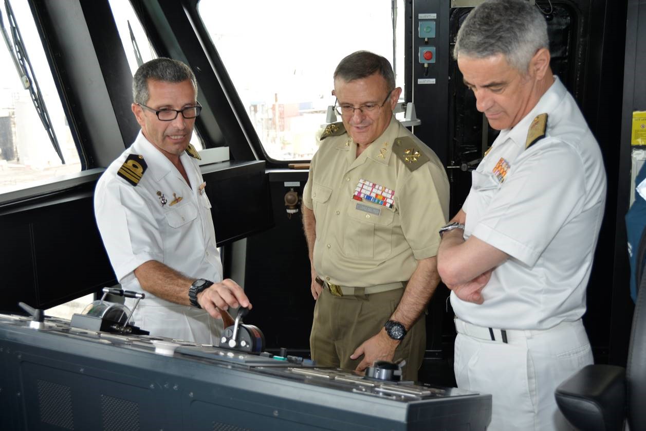 El Comandante del Mando de Operaciones visita el Buque de Acción Marítima “Meteoro”