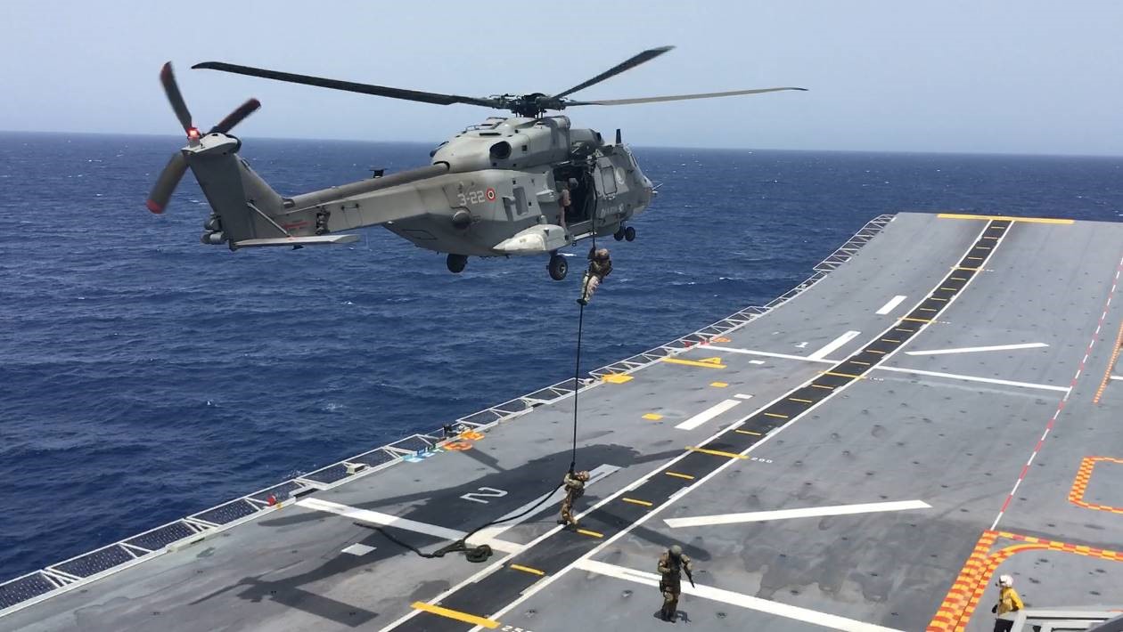 El “Juan Carlos I” y la “Blas de Lezo” realizan ejercicios conjuntos con el buque de mando de la operación Atalanta