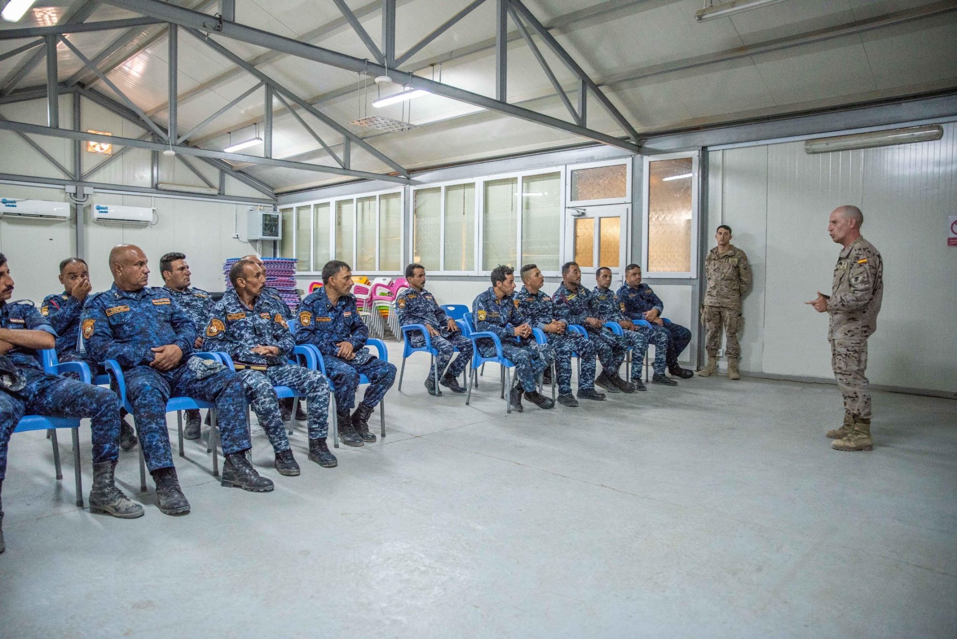 Conferencias sobre liderazgo para suboficiales de las Fuerzas Armadas iraquíes