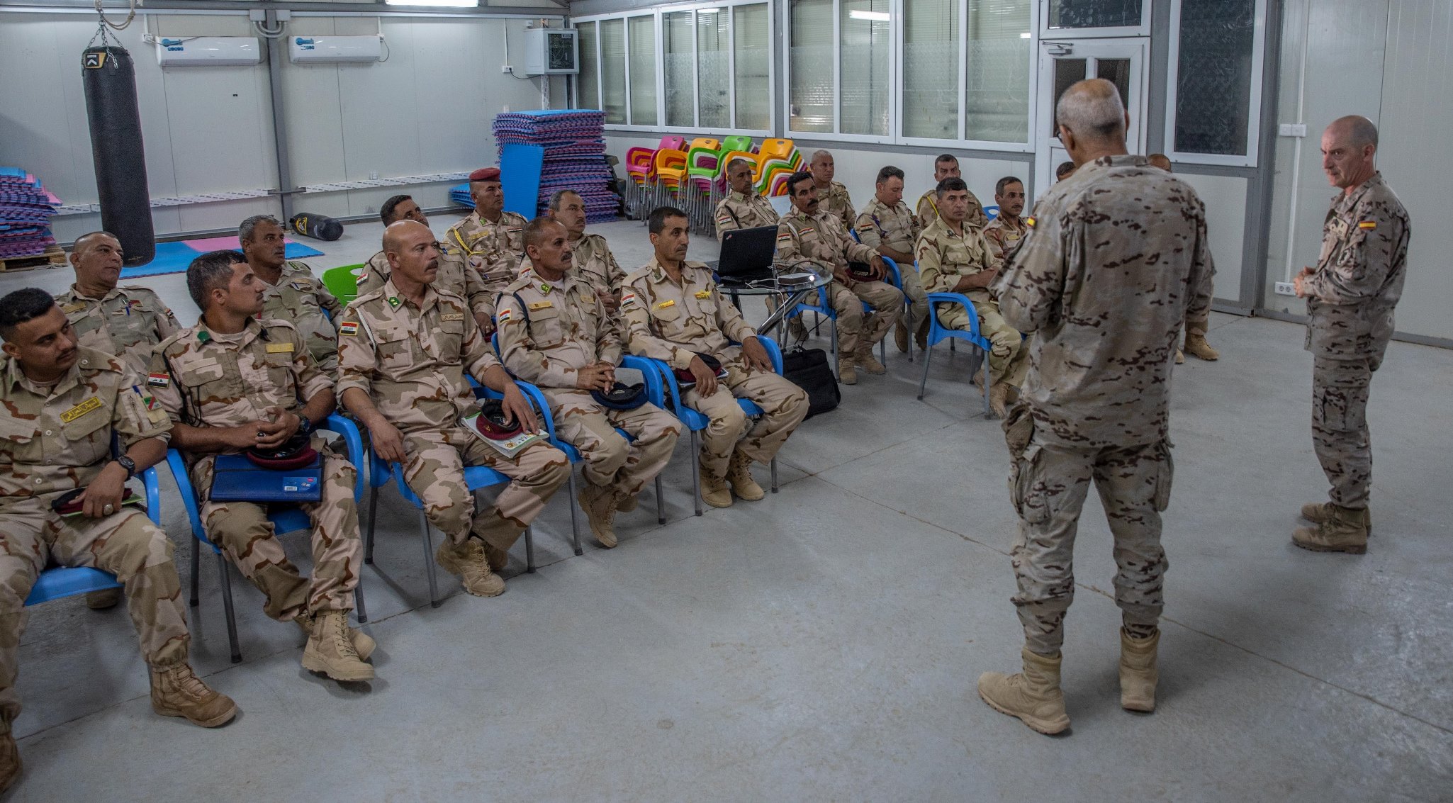 Conferencias sobre liderazgo para suboficiales de las Fuerzas Armadas iraquíes