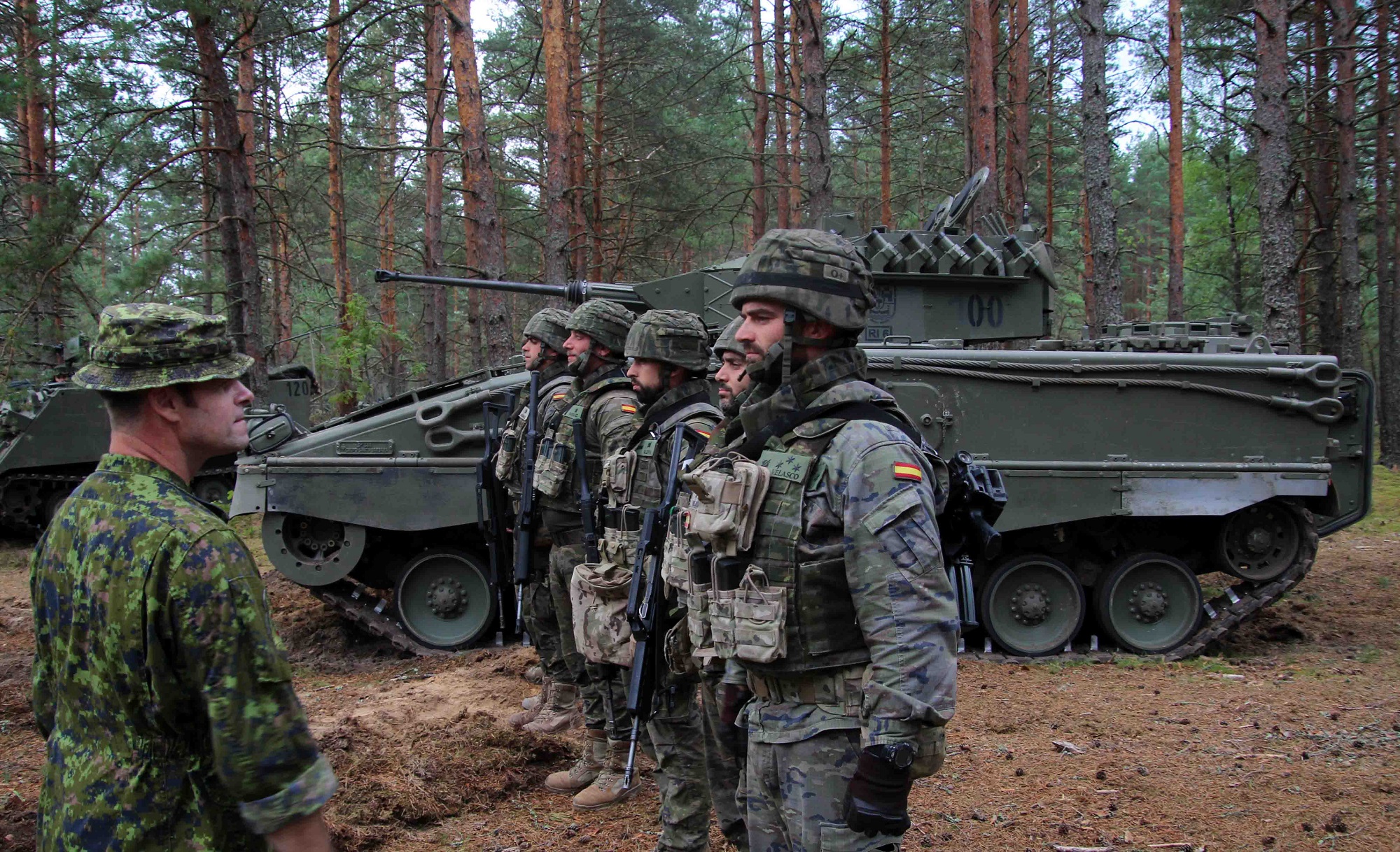 El jefe del Mando de Operaciones Conjunto de Canadá conoce la aportación española al Battle Group de la OTAN en Letonia
