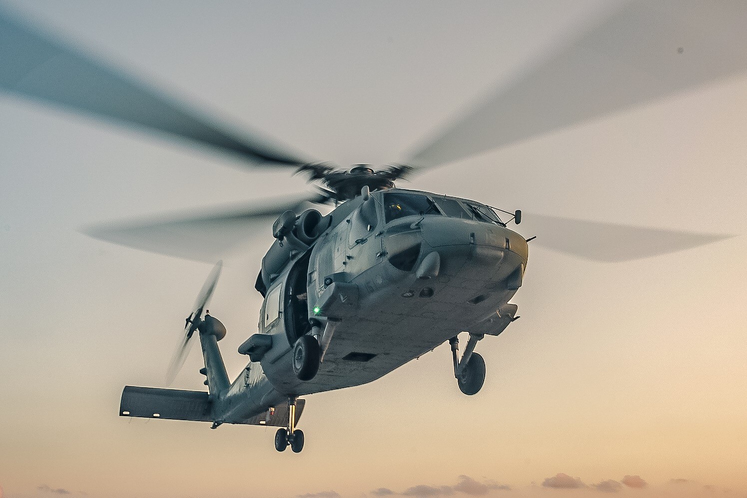 Primer despliegue en el exterior del helicóptero SH-60F de la Armada