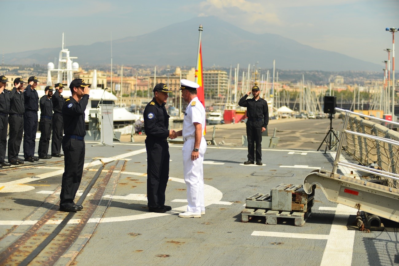 La fragata “Numancia” recibe la visita del almirante Credendino, Comandante de la Operación Sophia