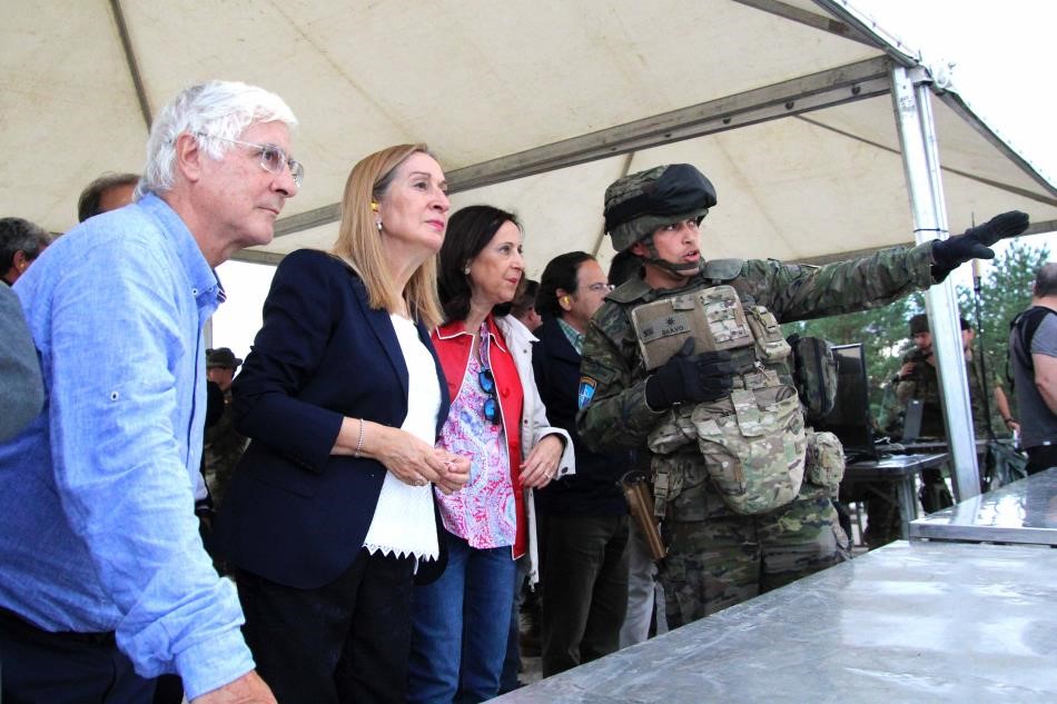 La presidenta del Congreso y la ministra de Defensa visitan al contingente español desplegado en Letonia