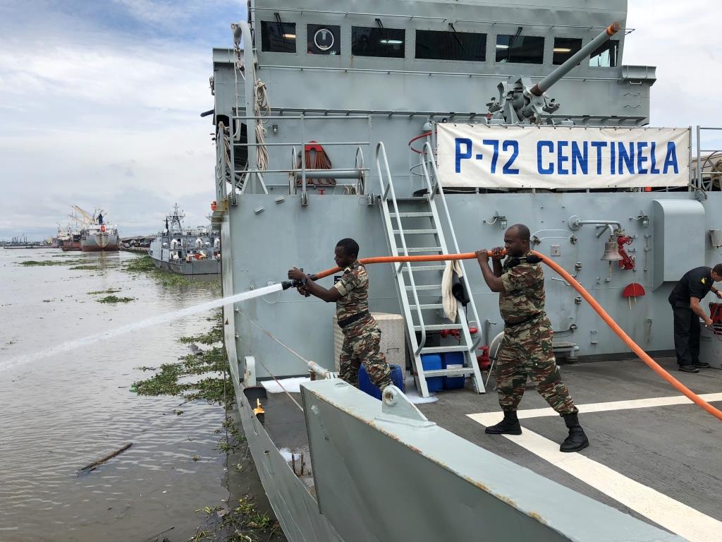 El “Centinela” hace escala en Douala durante su despliegue africano