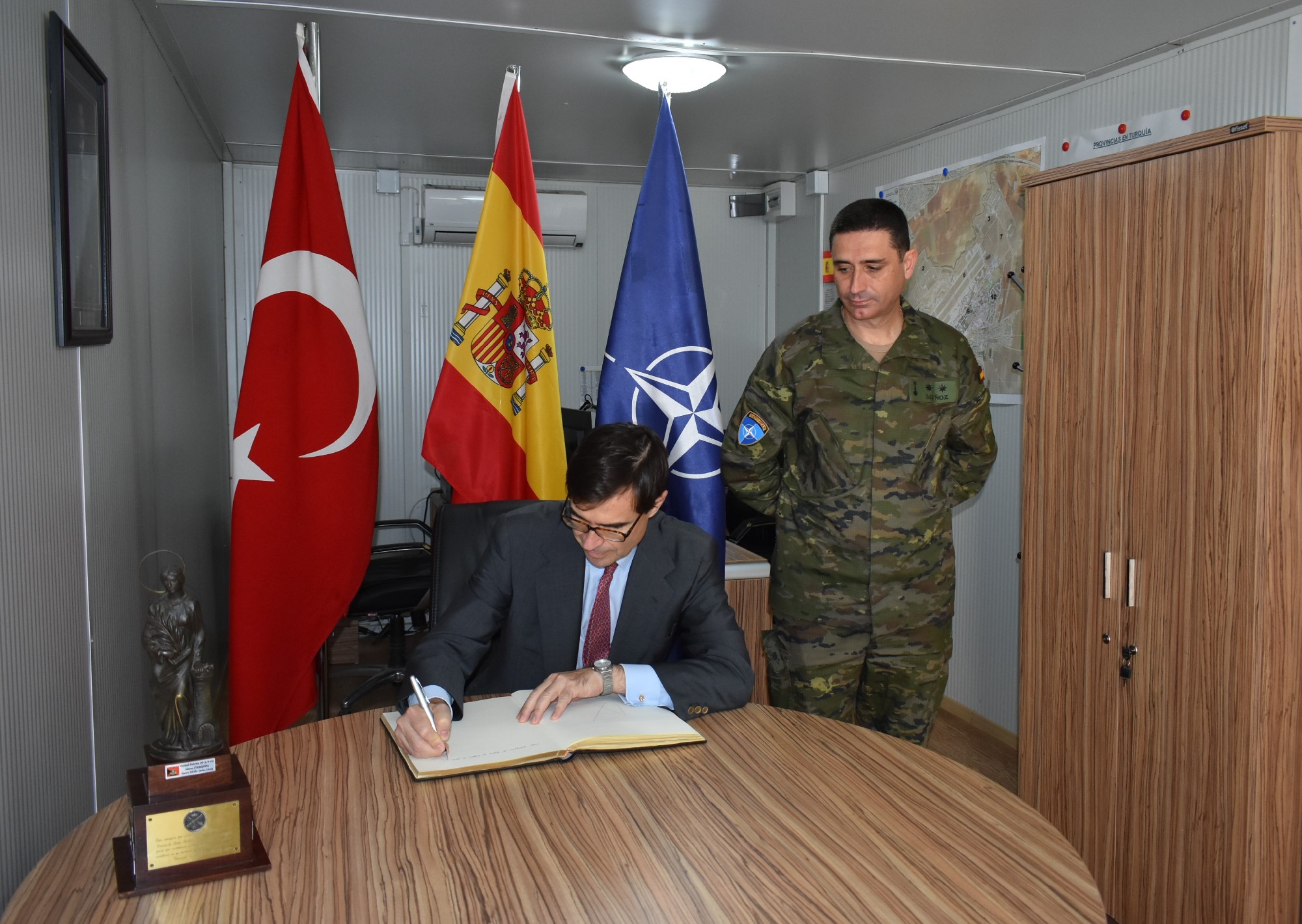 El embajador de España en Turquía visita al contingente Patriot
