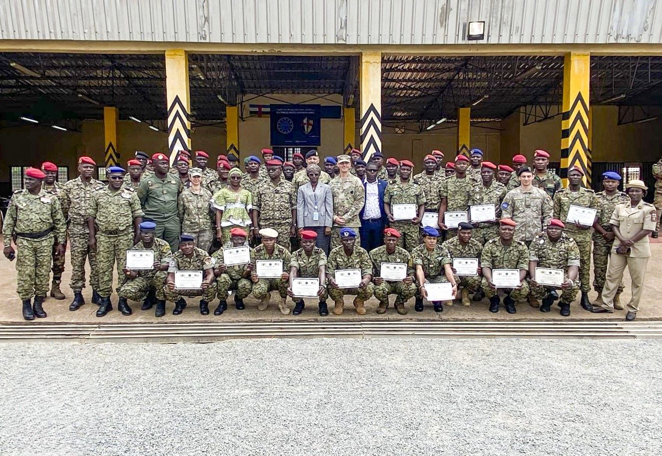 Finalizan tres cursos de formación para oficiales y suboficiales en República Centroafricana 