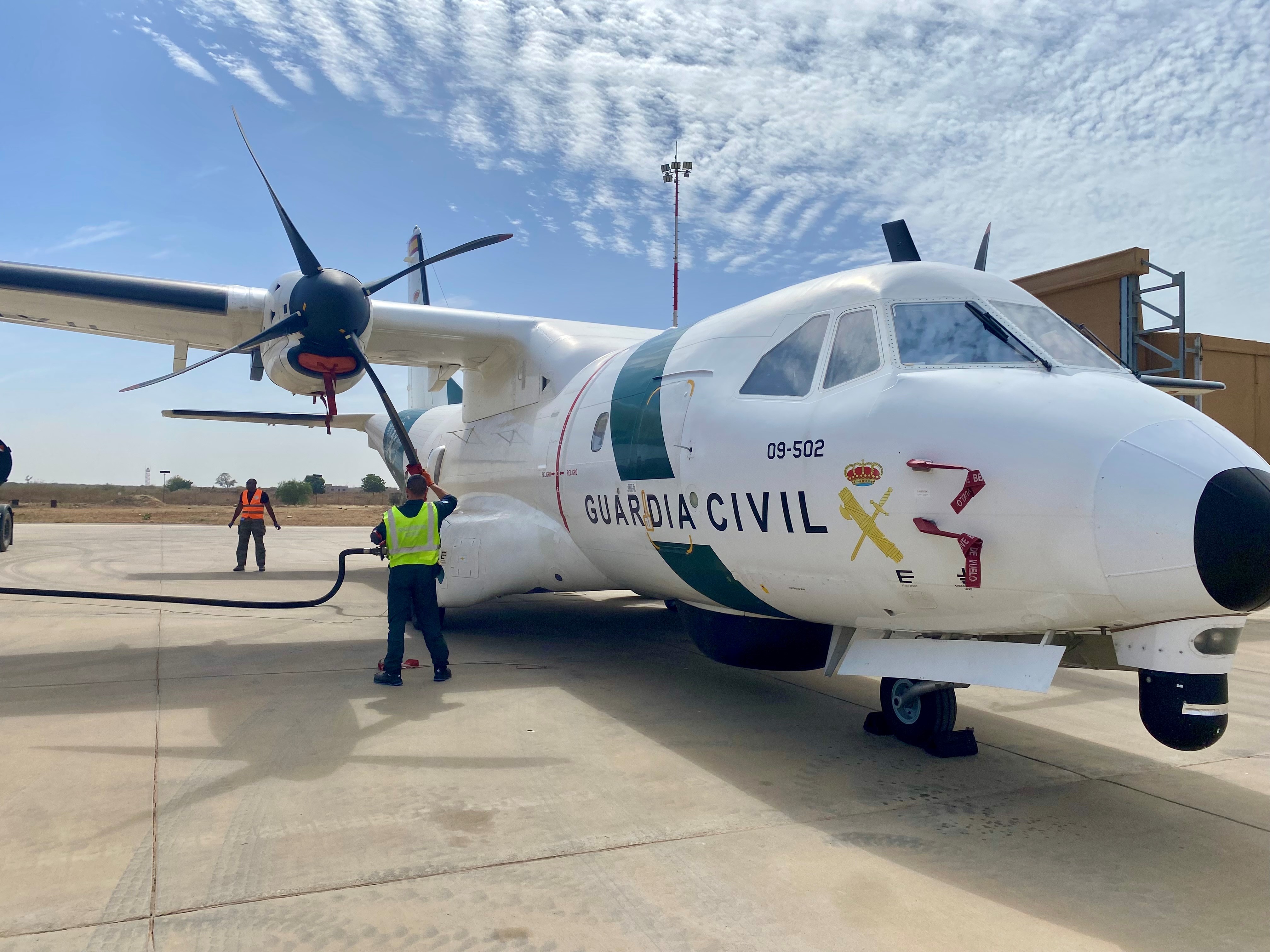 Repostando el CN-235 de la GC tras su misión VIGMA